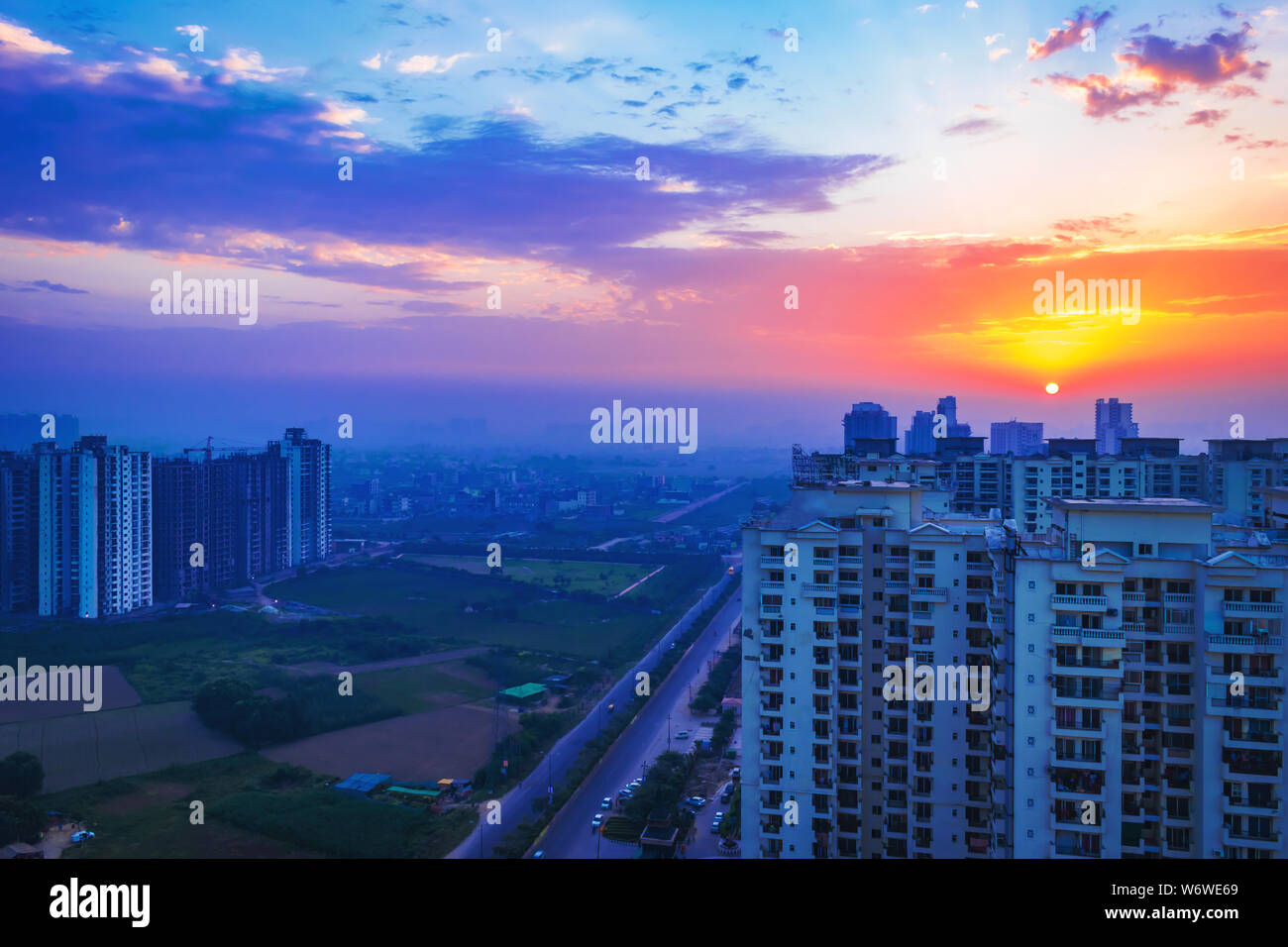 Lever du soleil tôt le matin dans la ville de Noida en Inde. Bâtiment de grande hauteur Noida Inde Banque D'Images