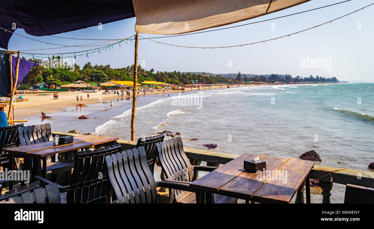 Restaurant avec vue sur la mer Pavillon d'été ou terrasse intérieur avec vue sur la plage ouverte à Goa India avec meubles plage baga. vue parfaite si côté plage Banque D'Images