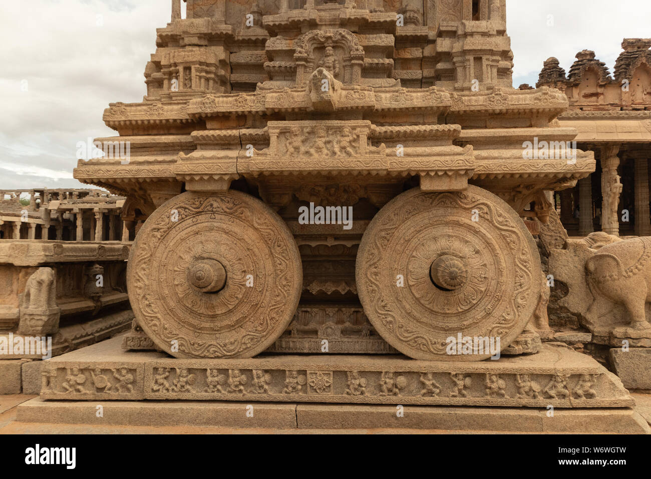 Char de pierre dans la cour de Vittala Temple à Hampi, Karnataka, Inde. Banque D'Images