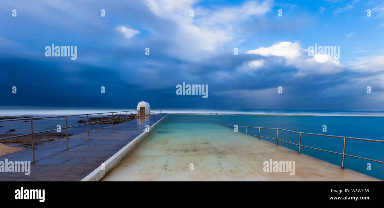 Les hivers orageux journée à Merewether Ocean Baths - Newcastle NSW Australie. Ces bains de mer sont un établissement emblématique de la ville côtière. Banque D'Images
