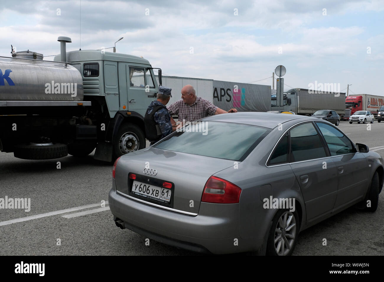 Un policier vérifie l'identité d'un conducteur à Malka de contrôle à la frontière entre krai de Stavropol et Kabardino-Balkar en République du Caucase du Nord le District fédéral de la Russie. Banque D'Images