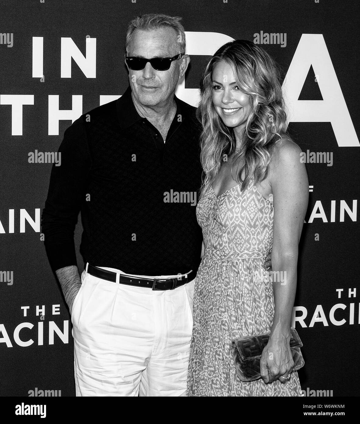 Los Angeles, CA - août 01, 2019 : Kevin Costner et Christine Baumgartner assister à la première de 'l'Art de la course sous la pluie", tenue à El Capitan Banque D'Images