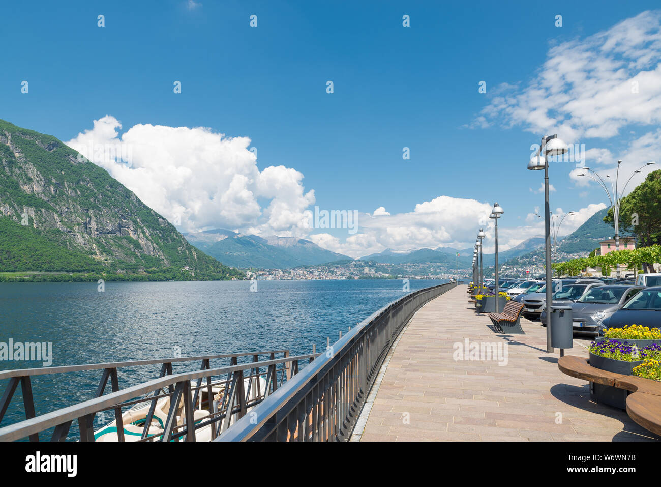 Le lac de Lugano et de Campione d'Italia, Italie. Ville connue pour le casino. Promenade au bord du lac et la ville de Lugano à l'arrière-plan, paysage d'été Banque D'Images