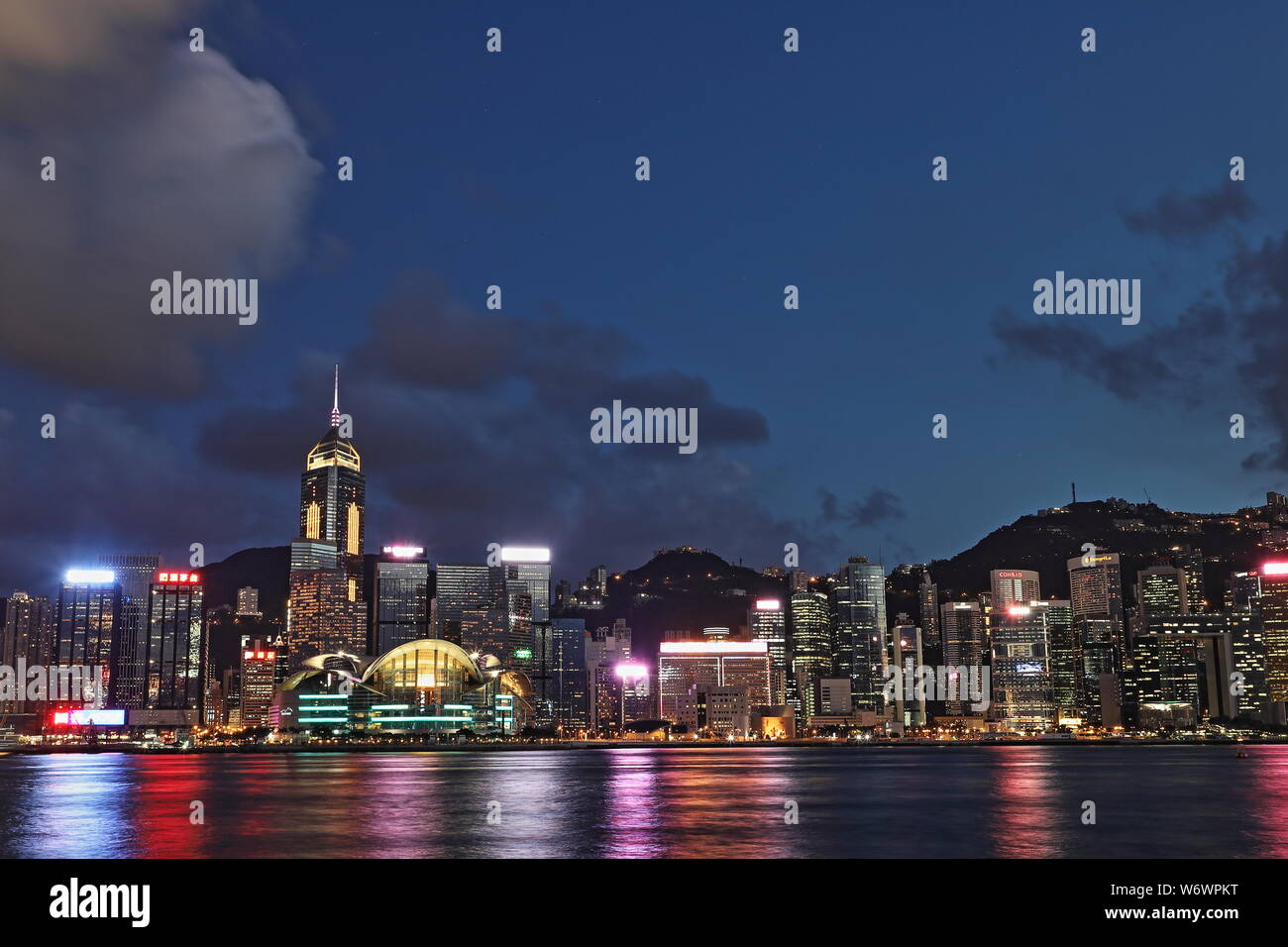 Victoria Harbour de nuit, Hong Kong Banque D'Images