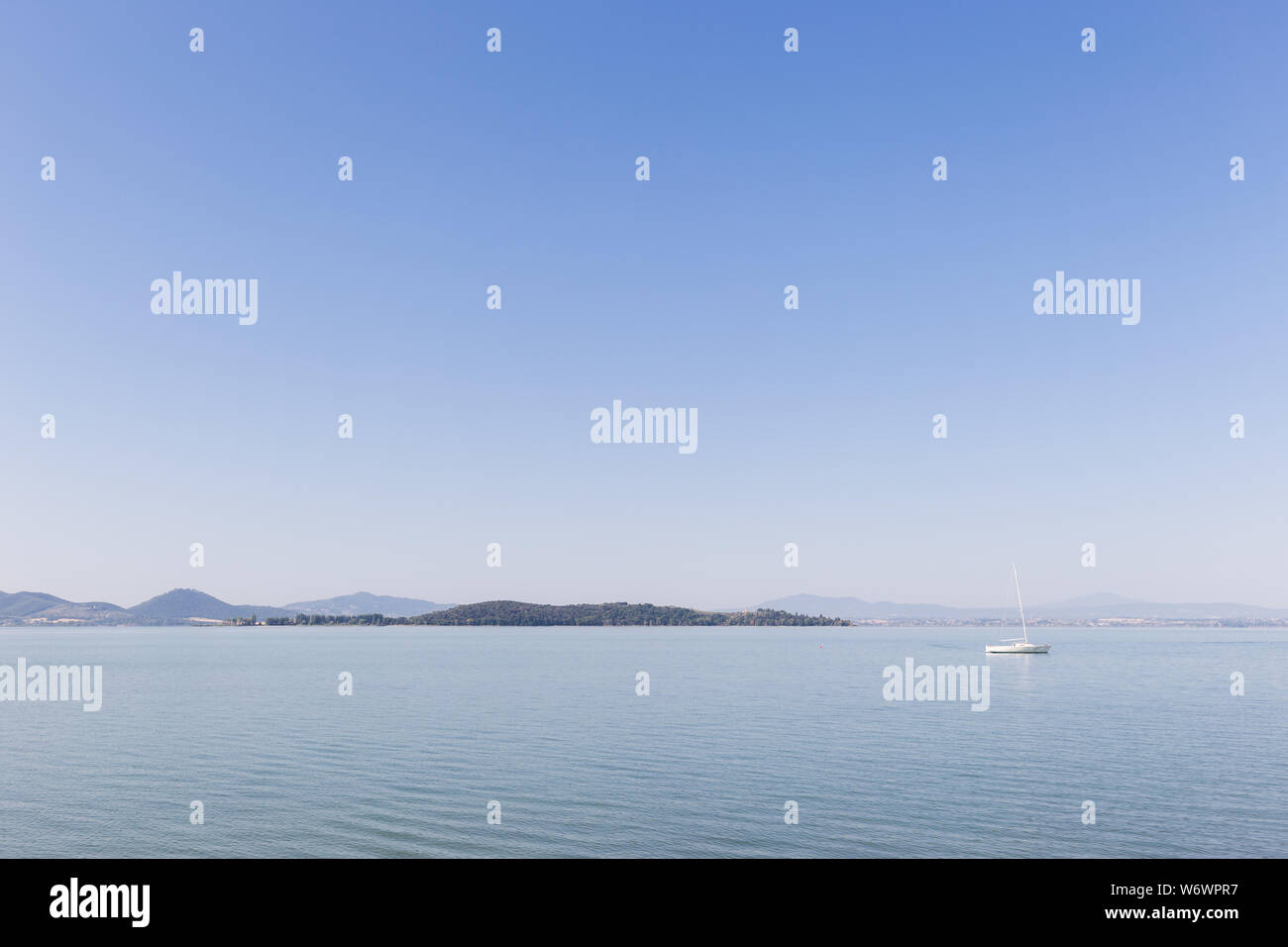 Petit bateau naviguant sur le lac Trasimeno, Italie Banque D'Images