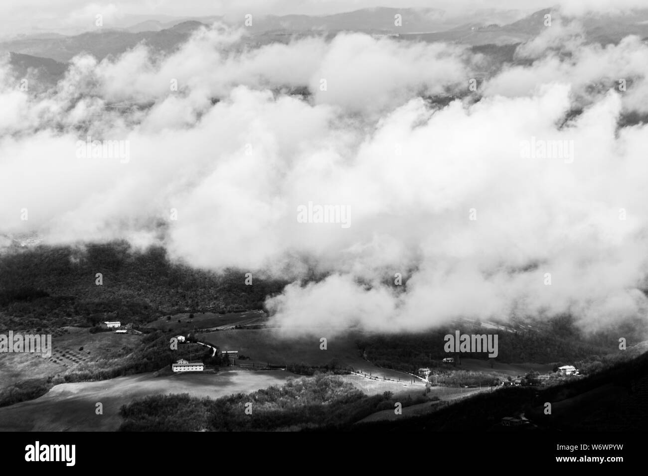 Vue de dessus de la vallée de l'Ombrie, avec les nuages au-dessous de l'afficheur Banque D'Images