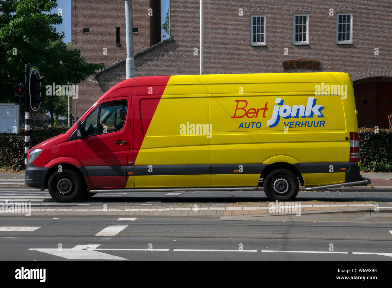 Sur le drapeau obèse Stadsschouwburg Bâtiment à Amsterdam aux Pays-Bas en 2019 au cours de la Gay Pride Banque D'Images