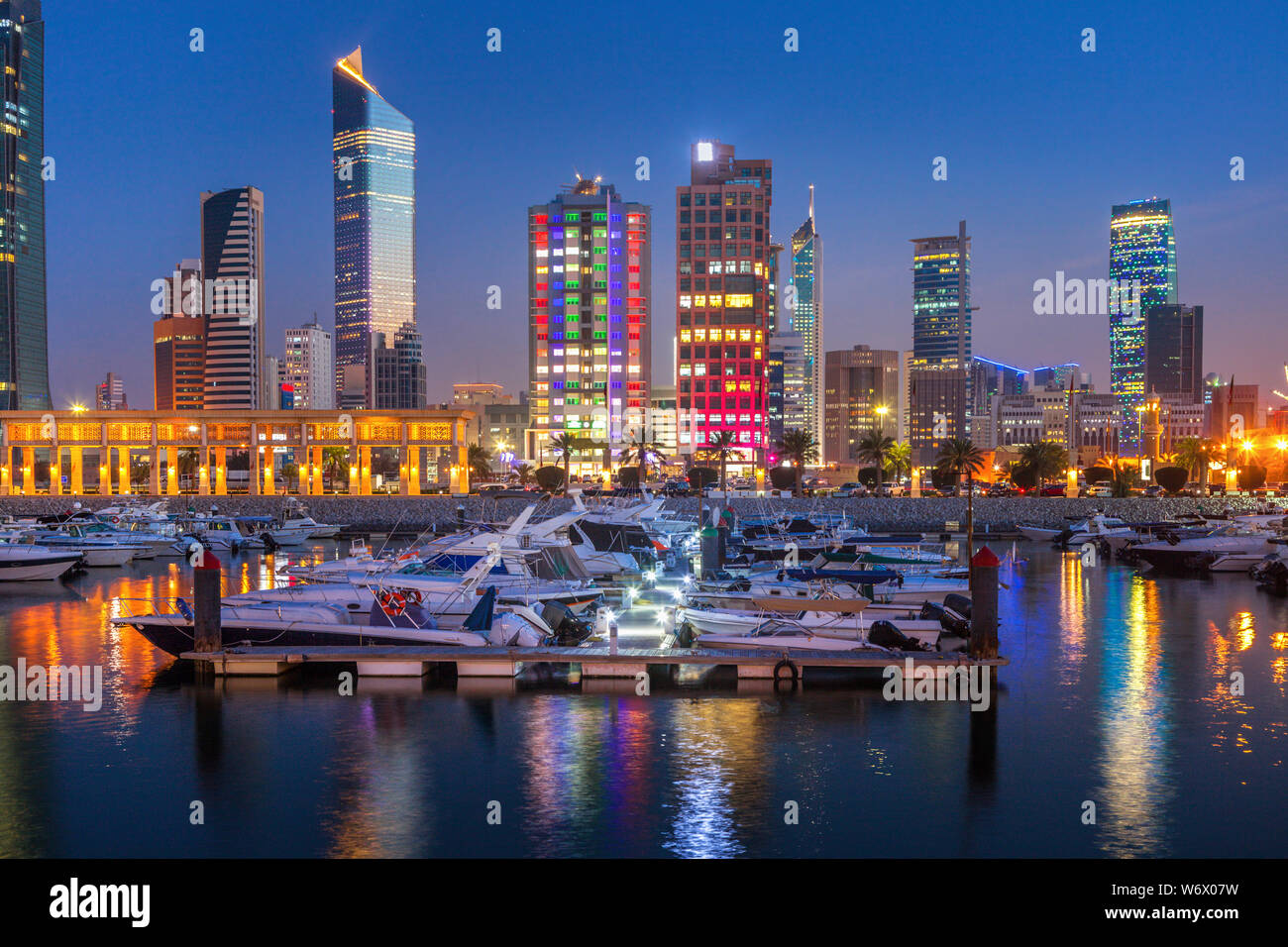 Des toits de la ville de Koweït au soir. La ville de Koweït, Koweït. Banque D'Images