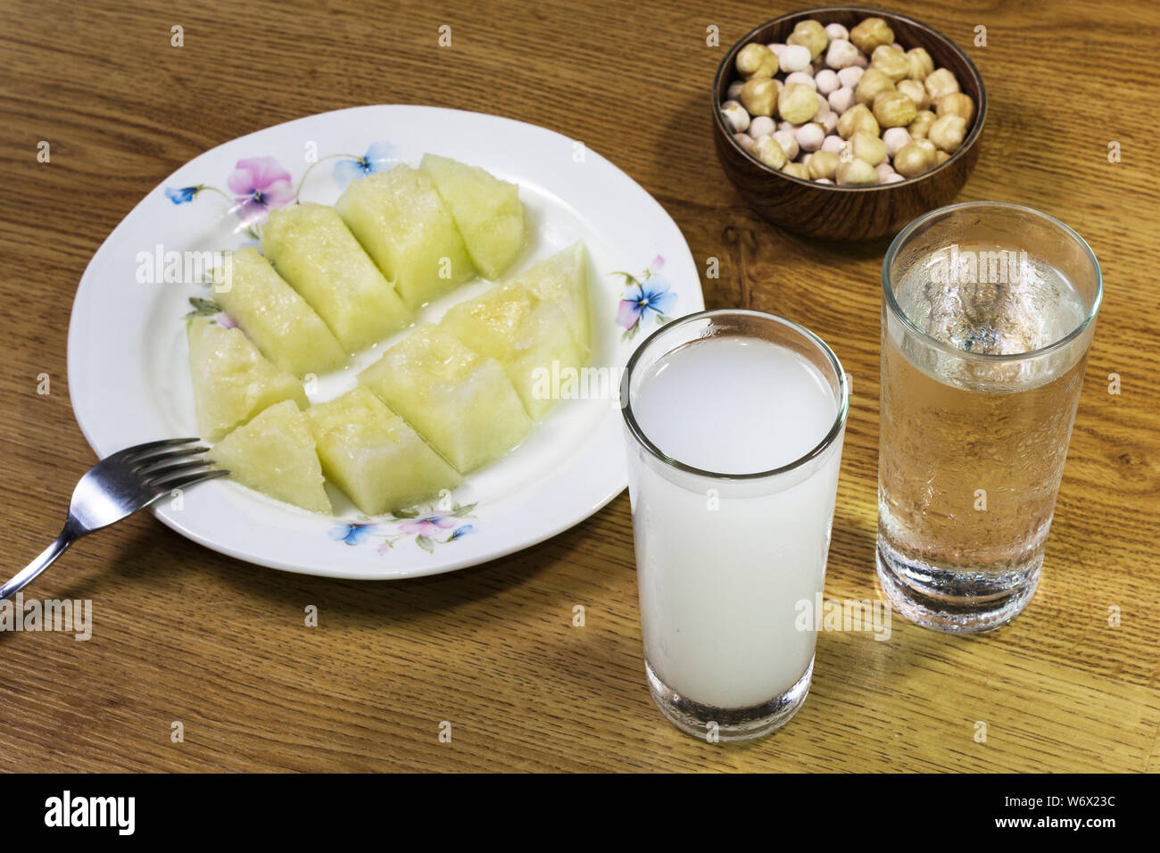 Raki turc avec des biscuits au melon sur une table en bois. Banque D'Images