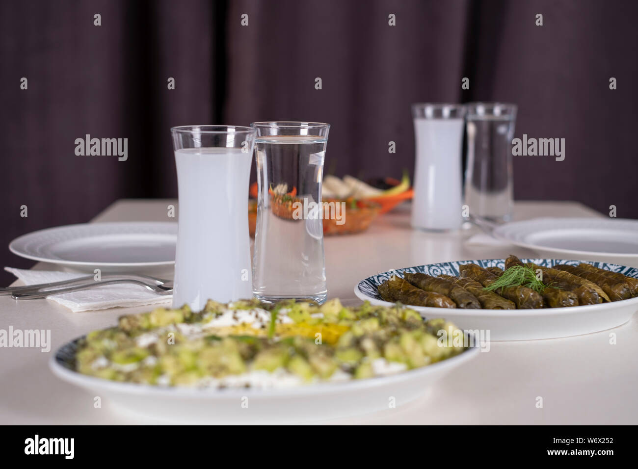 Bain turc et grec Table à manger traditionnelle avec de l'alcool spécial  Verre de Raki. L'Ouzo et le raki turc aromatisé à l'anis sec est un  apéritif Photo Stock - Alamy