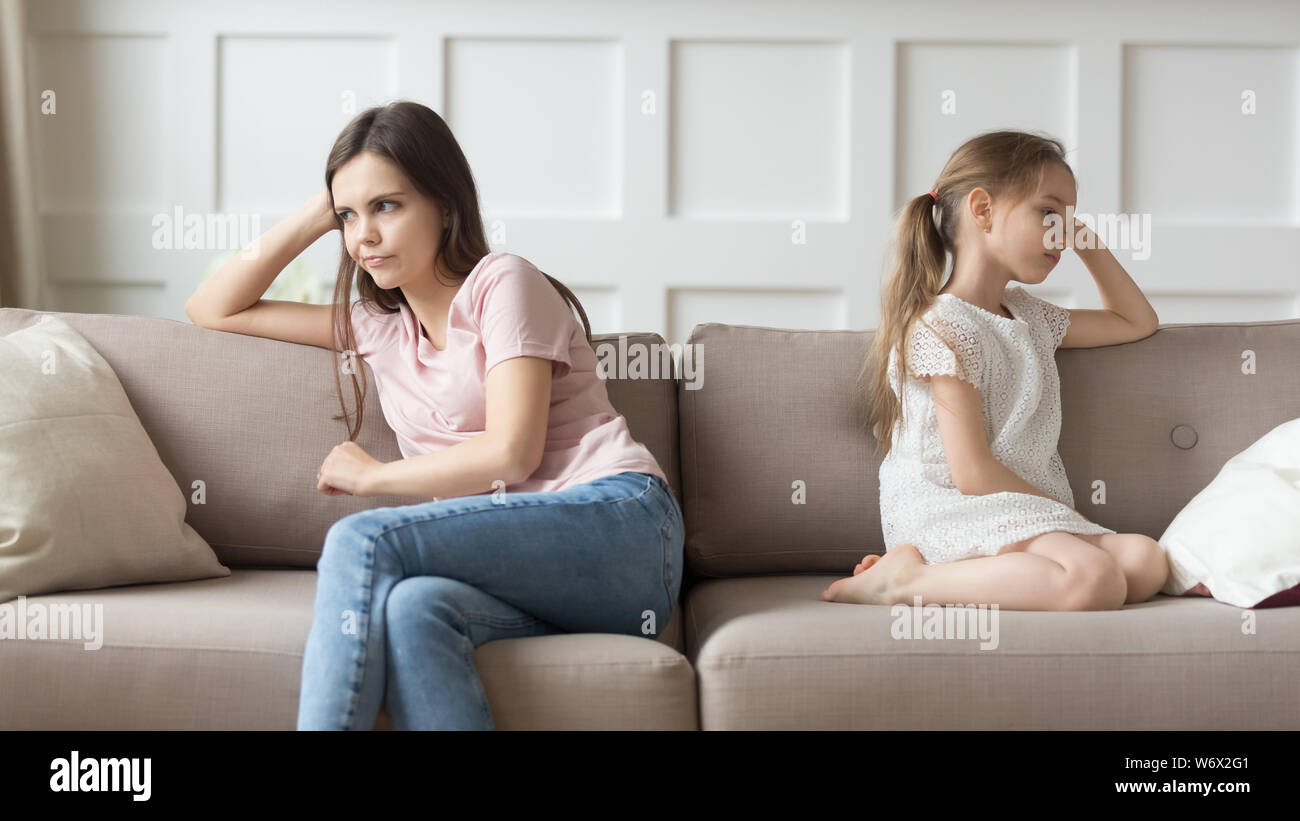 Insatisfait et mère fille assise sur la table de côté Banque D'Images