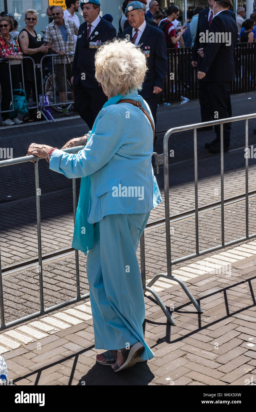 A senior woman in blue tenue élégante à regarder le défilé des vétérans 2018 à La Haye. Juin 2018. Banque D'Images