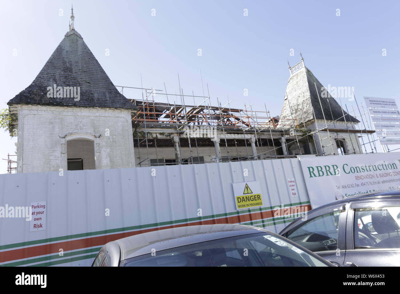 Les travaux conformément à réparer la toiture et sa charpente, le plancher, les corniches et les charpentes des parois, de même que la peinture et les s Banque D'Images