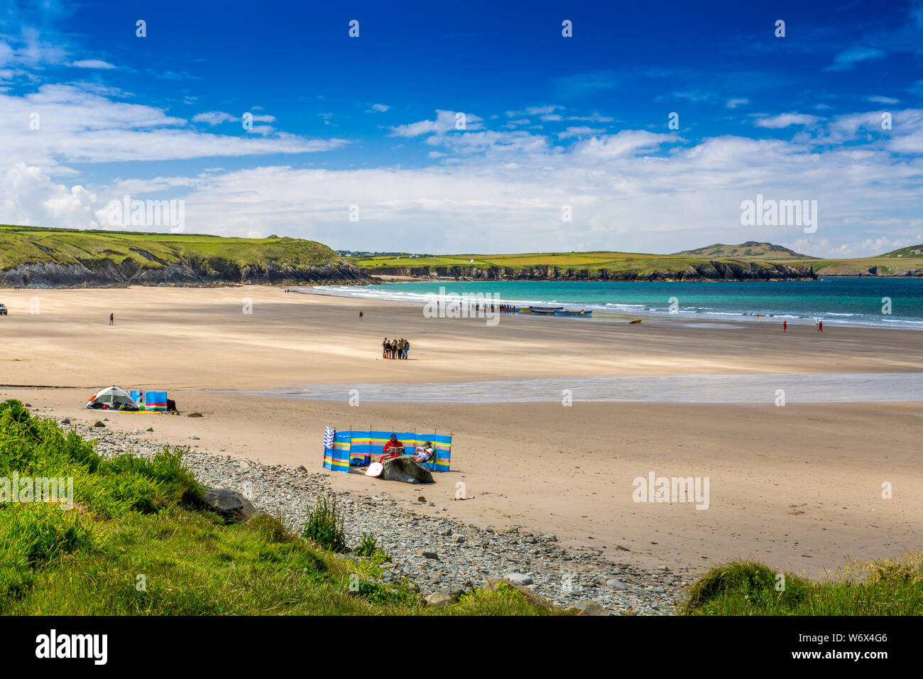 Les brise-vent et colorés à suntraps Whitesands Bay vu de Pembrokeshire Coast National Park le sentier du littoral, pays de Galles, Royaume-Uni Banque D'Images