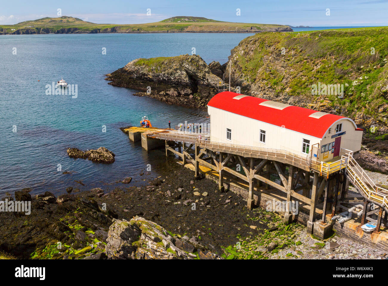 L'ancienne station de sauvetage de St Davids au St Justinien, maintenant le point de départ de nombreuses excursions en bateau, le Parc National de Pembrokeshire Coast, Pays de Galles, Royaume-Uni Banque D'Images