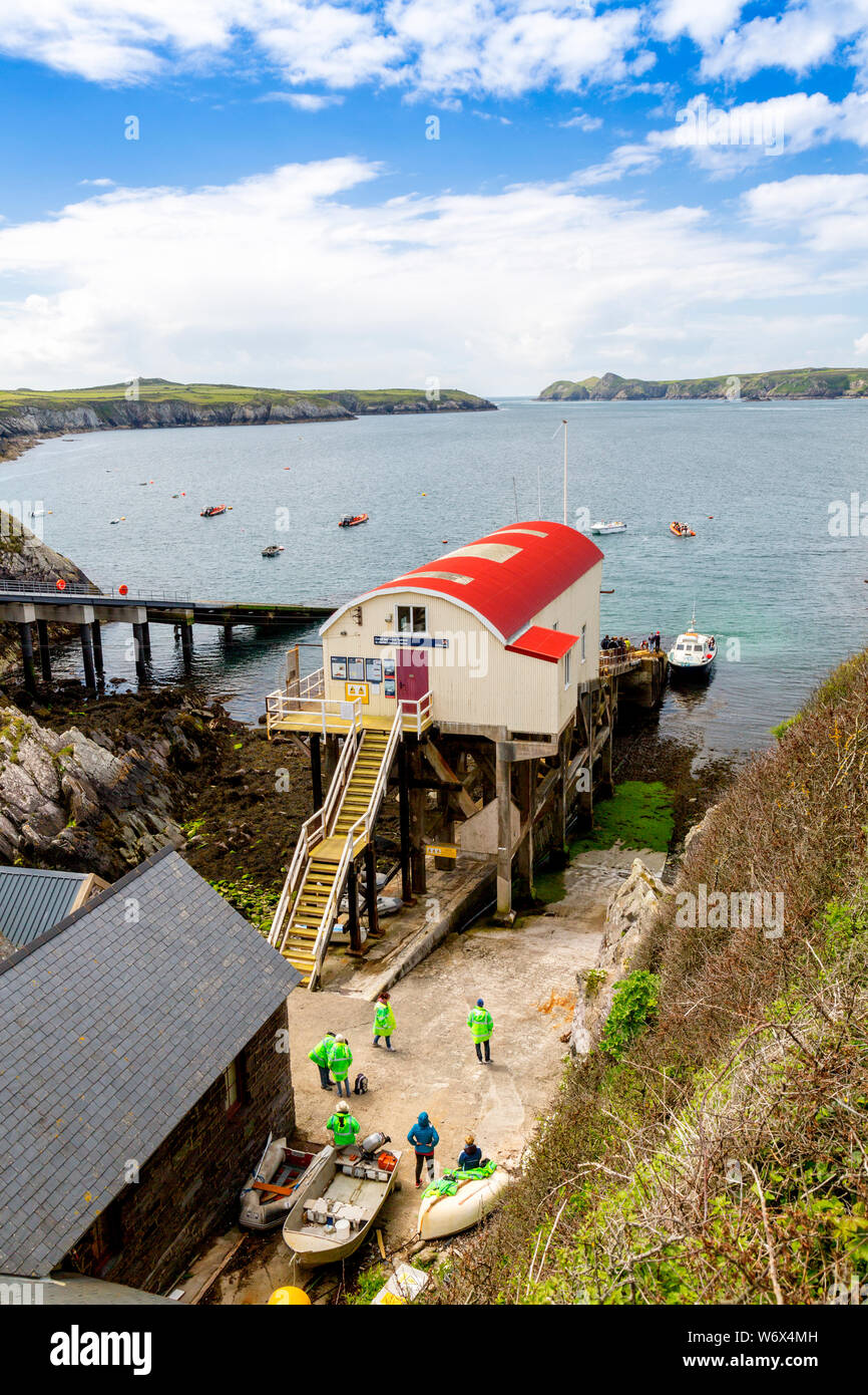 L'ancienne station de sauvetage de St Davids au St Justinien, maintenant le point de départ de nombreuses excursions en bateau, le Parc National de Pembrokeshire Coast, Pays de Galles, Royaume-Uni Banque D'Images