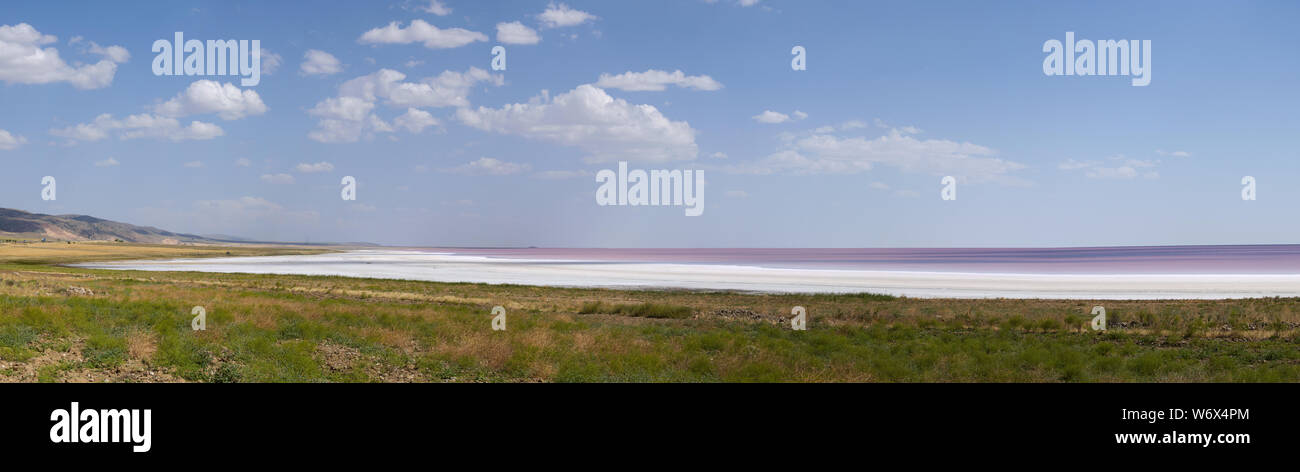 La Turquie, l'Anatolie Centrale : Vue aérienne du lac Tuz Golu, Tuz, rose et rouge de l'eau du lac de sel, l'un des plus grands lacs hypersalins dans le monde Banque D'Images