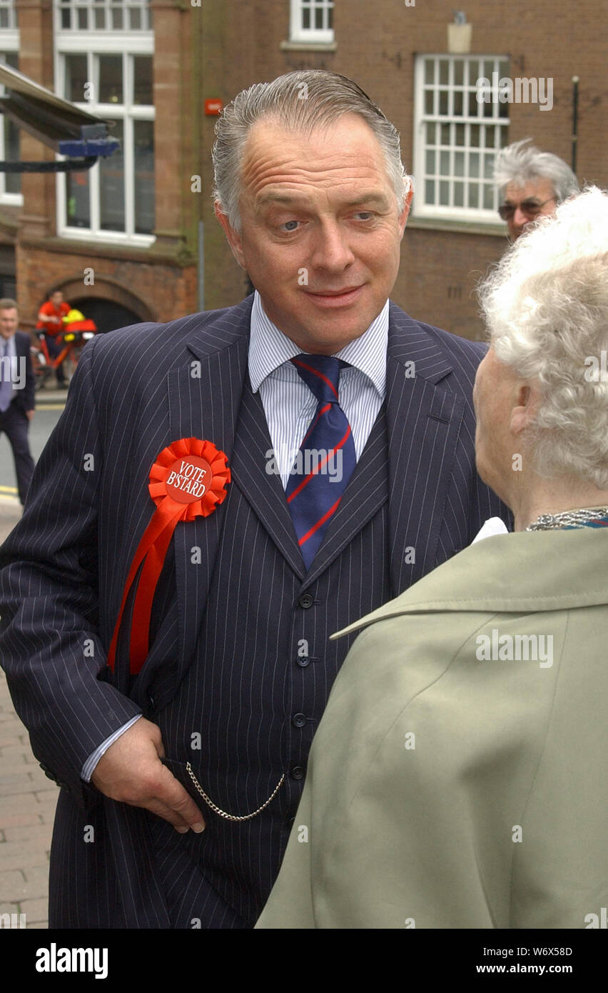 Acteur Rik Mayall sur walkabout de caractère comme MP Alan B'Stard, la promotion de la production de théâtre de tournée de "The New Statesman" dont il a été en vedette dans au Malvern Theatres. Church Street, Great Malvern, Worcestershire. Le 15/05/2007 Banque D'Images