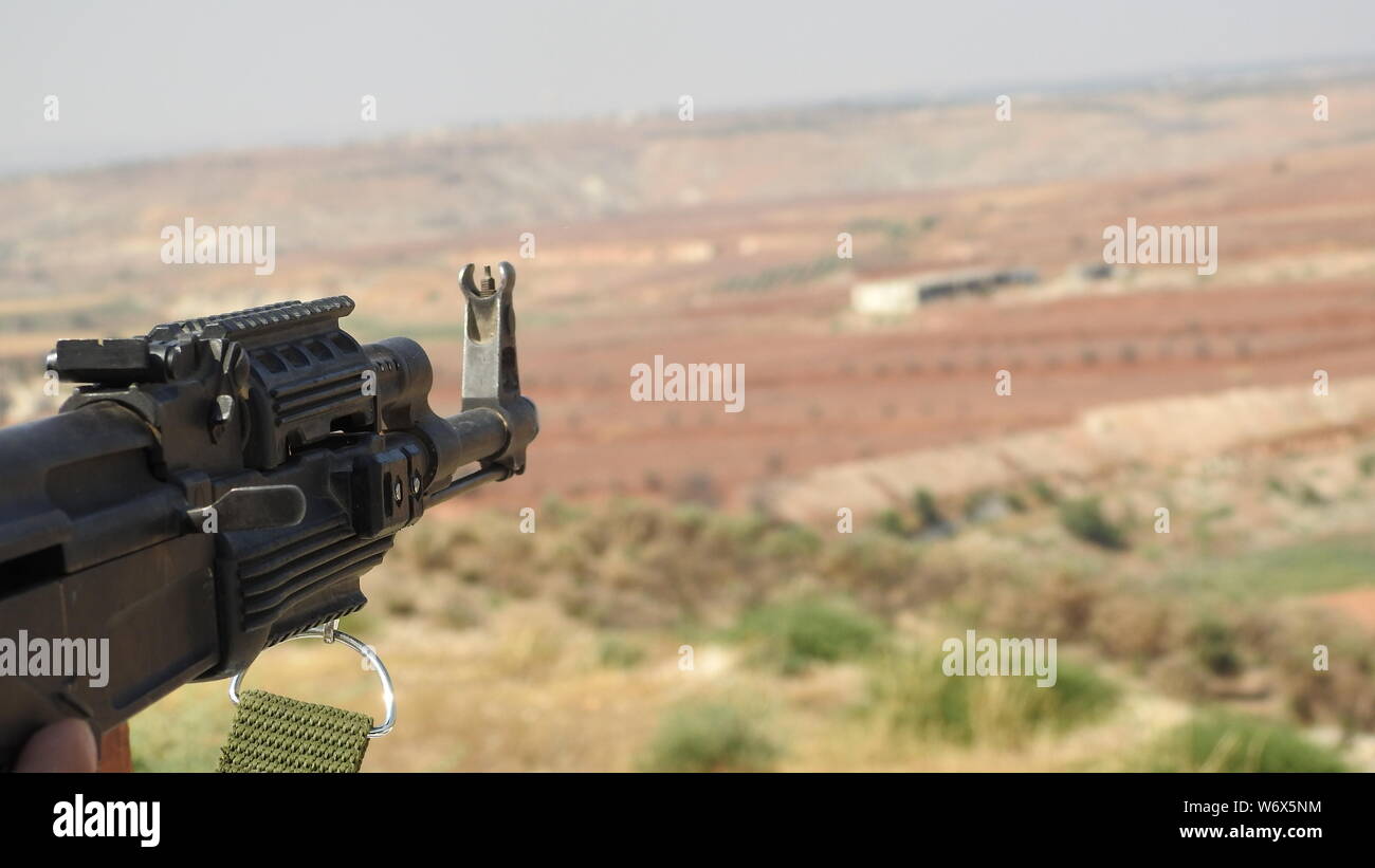 Hama. 2 Août, 2019. Photo prise le 2 août 2019 montre une arme sur position de veille visant à rebelles dans la campagne du nord de la province centrale de Hama, en Syrie. Le cessez-le-feu qui est entré en vigueur jeudi soir dans la province du nord-ouest de la Syrie Idlib aurait été violé en dépit de l'absence de frappes aériennes et des combats directs, les militants et les médias d'État a déclaré vendredi. Idlib, ainsi que la campagne environnante domaines de Latakia et Hama, sont inclus à la dédramatisation zones' traiter supervisé par la Russie et la Turquie en septembre de l'année dernière. Source : Xinhua/Alamy Live News Banque D'Images