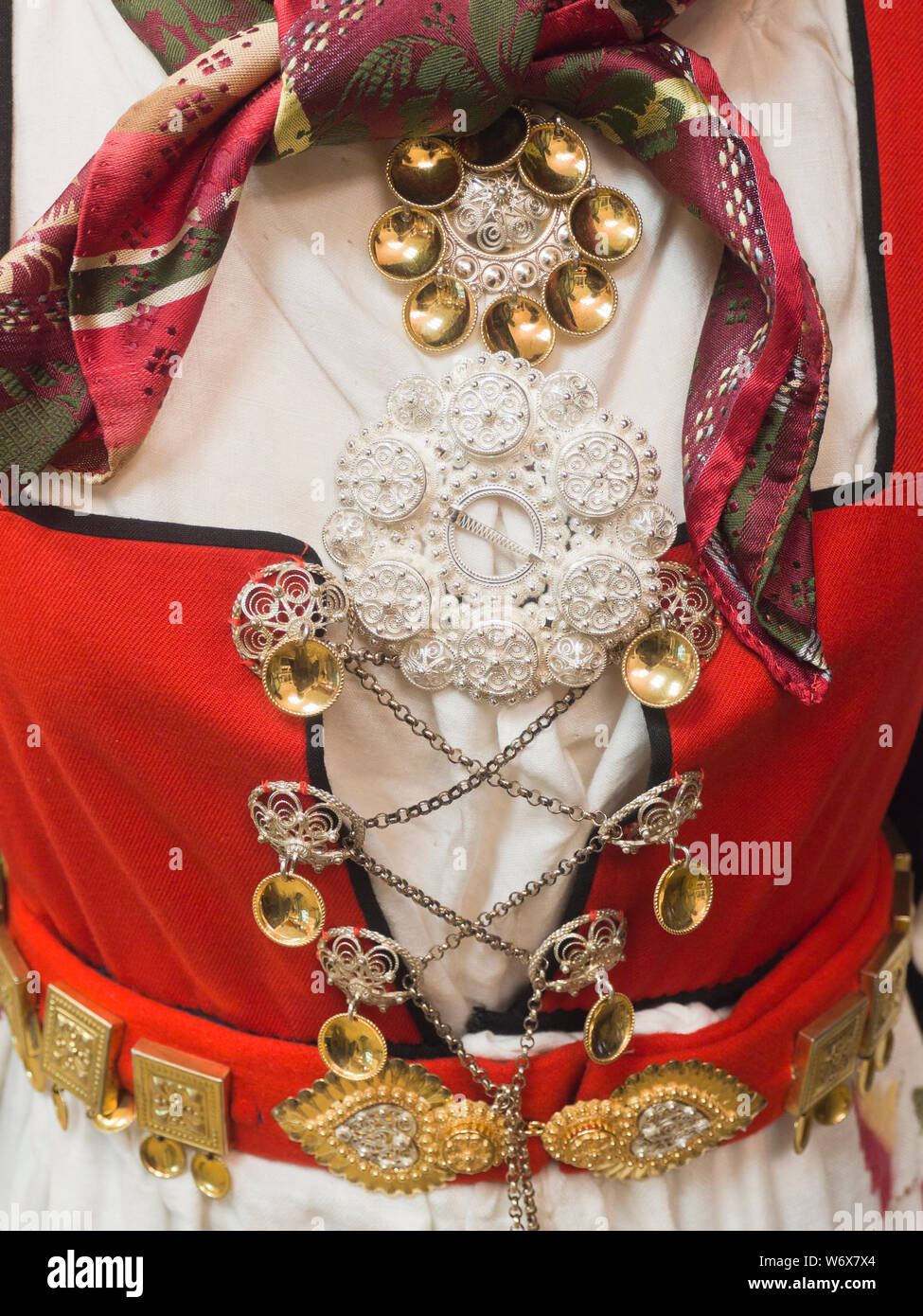 Bastet, sølje traditionnel norvégien, porté avec la chemise du costume national au lieu de boutons, d'argent, d'ornements , ici de Setesdalen Banque D'Images