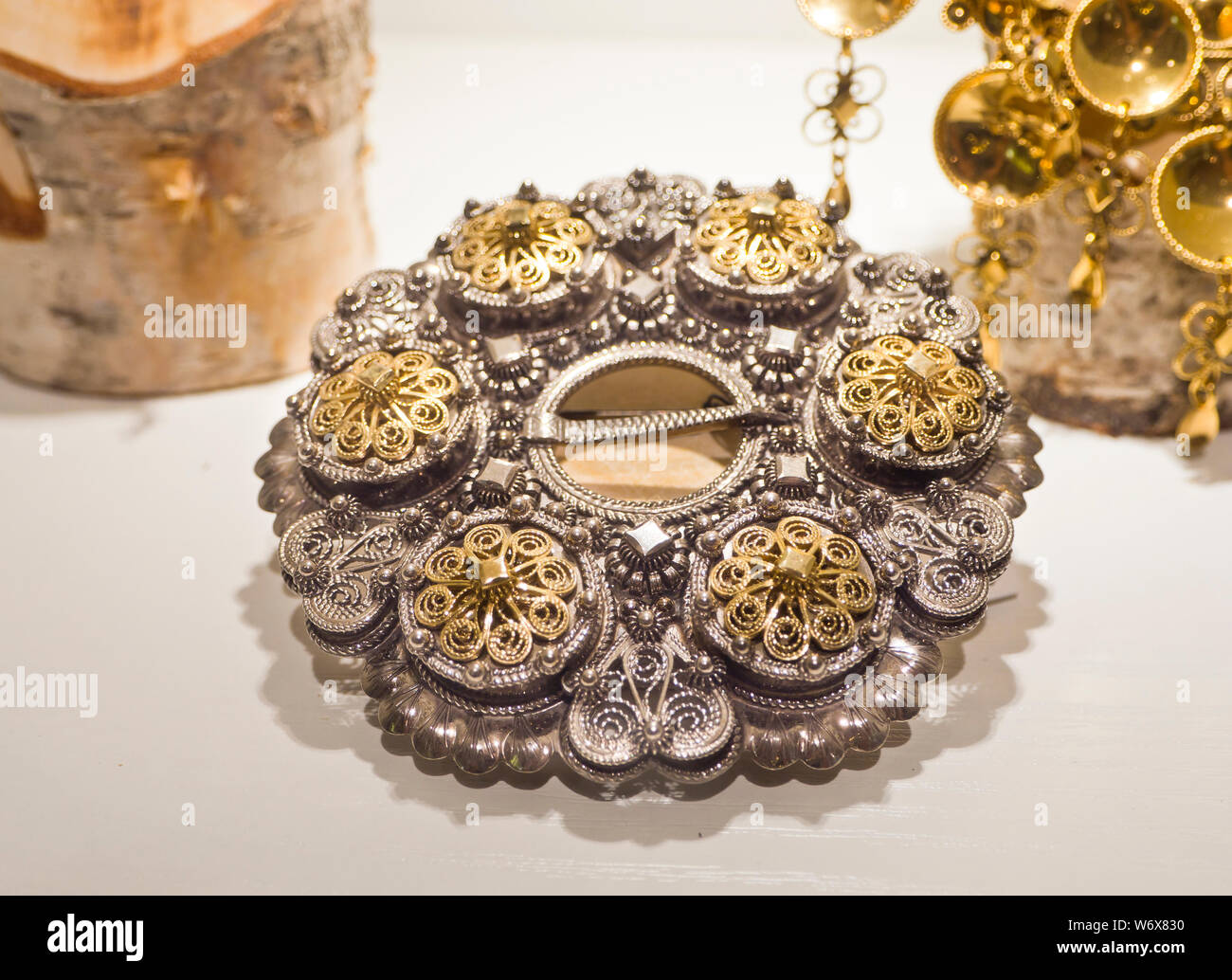 Bastet, sølje traditionnel norvégien, porté avec la chemise du costume national au lieu de boutons, d'argent, d'ornements , ici de Setesdalen Banque D'Images