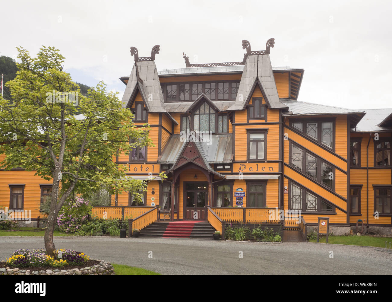 Le quartier historique de El Carmen Hotel in Telemark Norvège, un grand bâtiment en bois de 1894, toujours ouvert pour les voyageurs d'aujourd'hui Banque D'Images