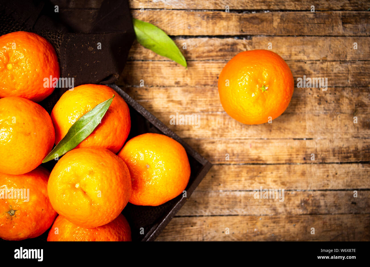 Bunch oranges sur une table en bois Vue de dessus Banque D'Images