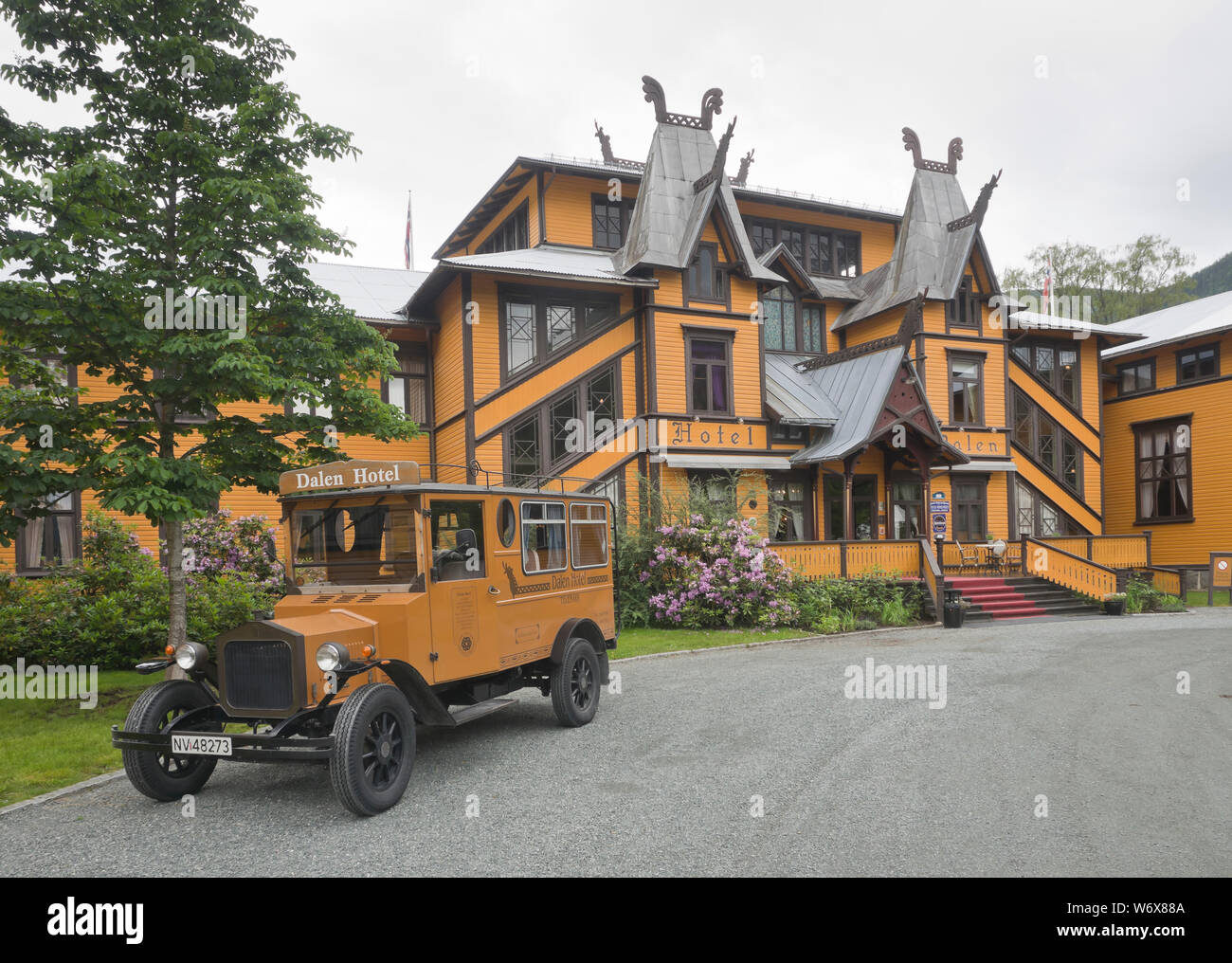 Le quartier historique de El Carmen Hotel in Telemark Norvège, un grand bâtiment en bois de 1894, toujours ouvert pour les voyageurs d'aujourd'hui avec son bus de l'hôtel vintage Banque D'Images