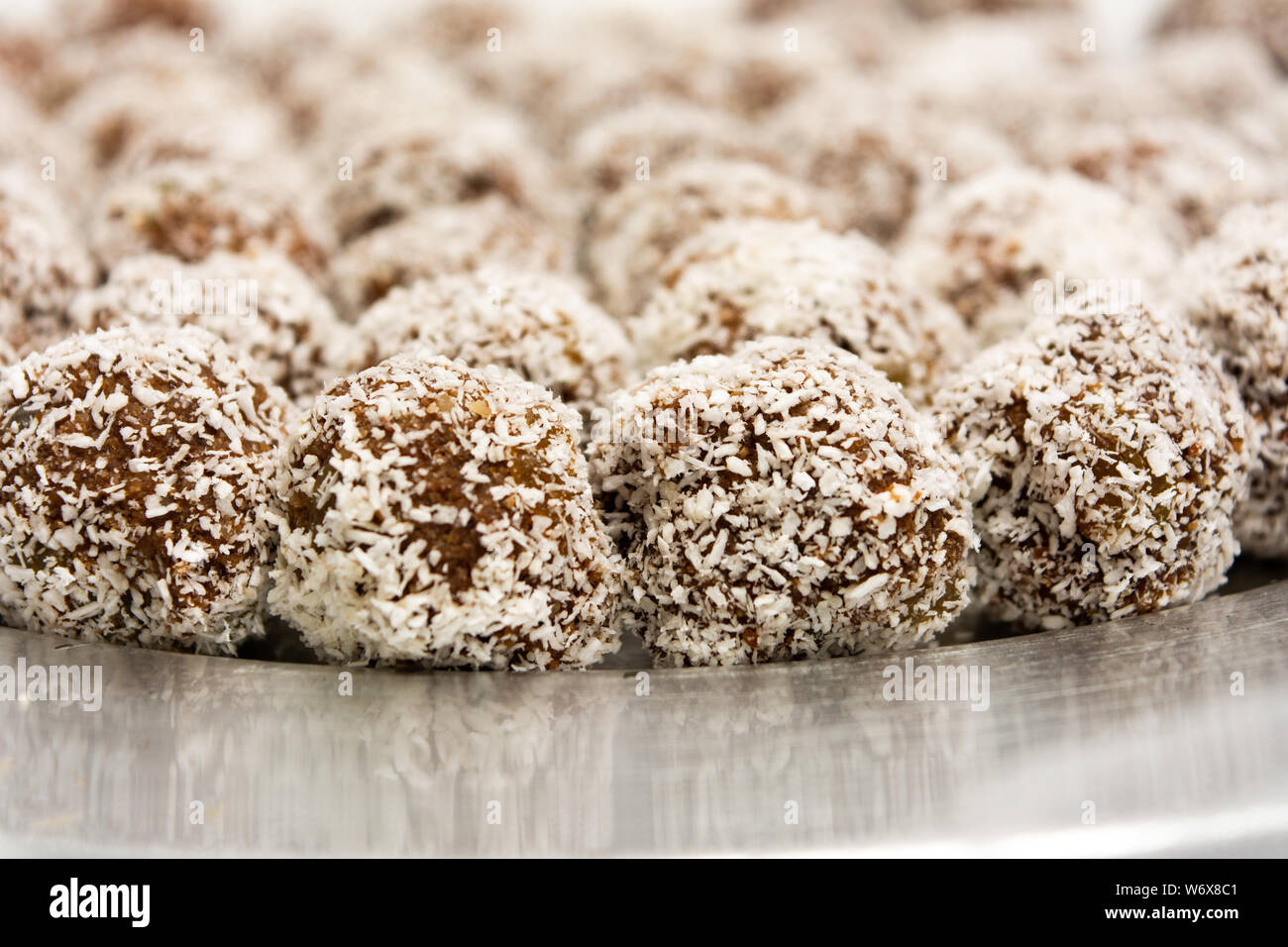 Boules à la noix de coco biscuits maison sur un bol de céréales Banque D'Images