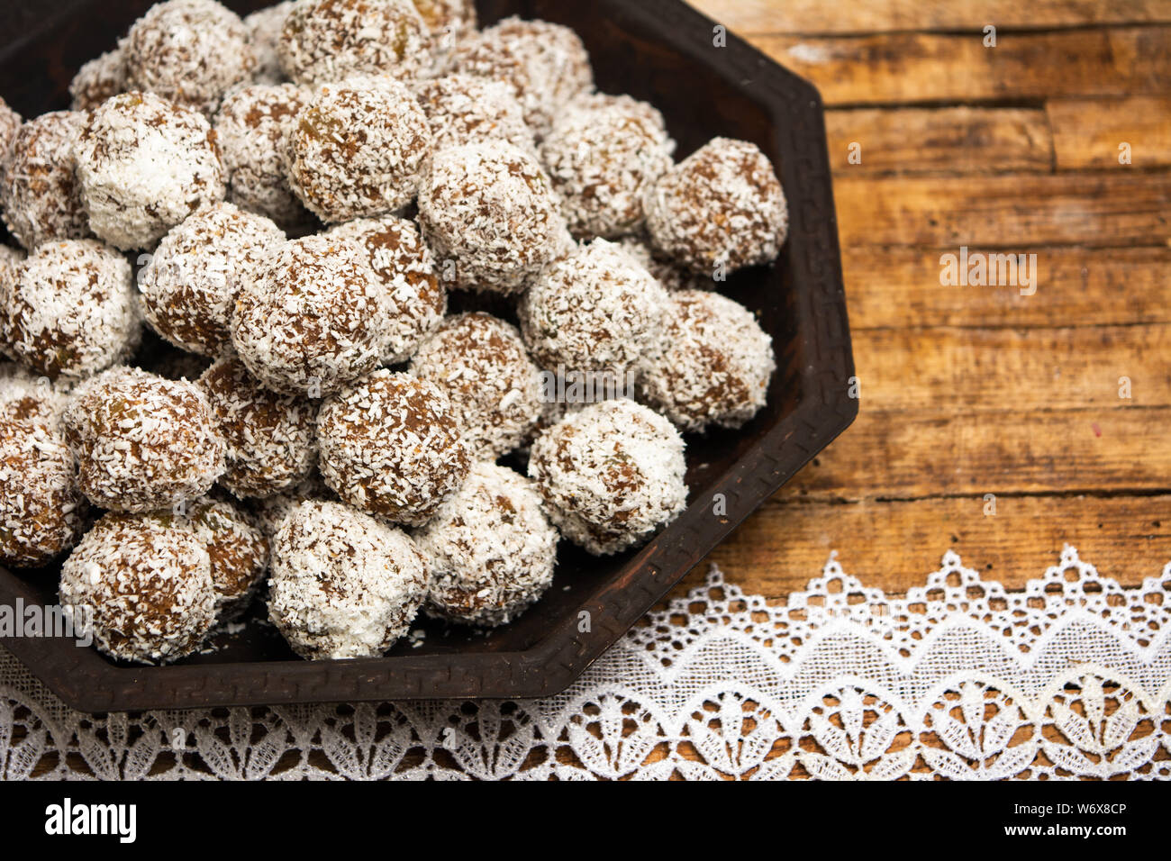 Boules à la noix de coco biscuits maison sur un bol de céréales Banque D'Images