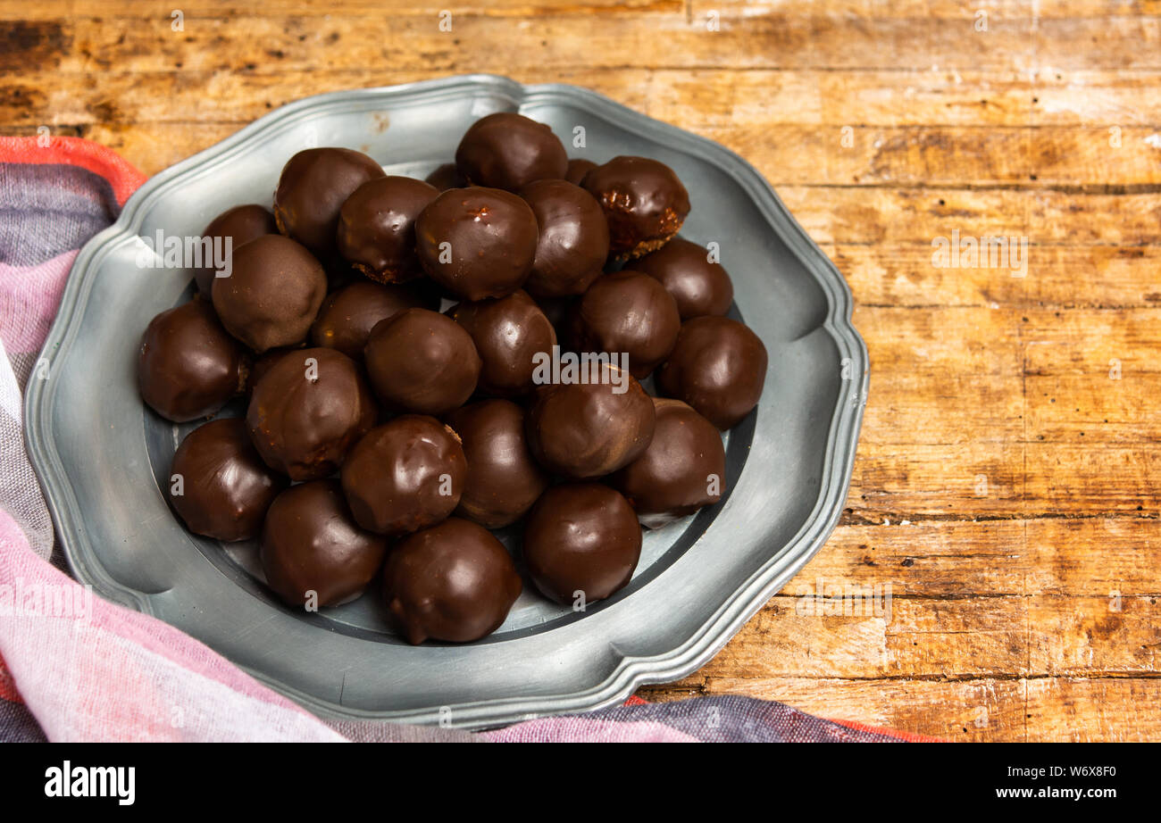 Cookies au chocolat maison boules sur une plaque Banque D'Images