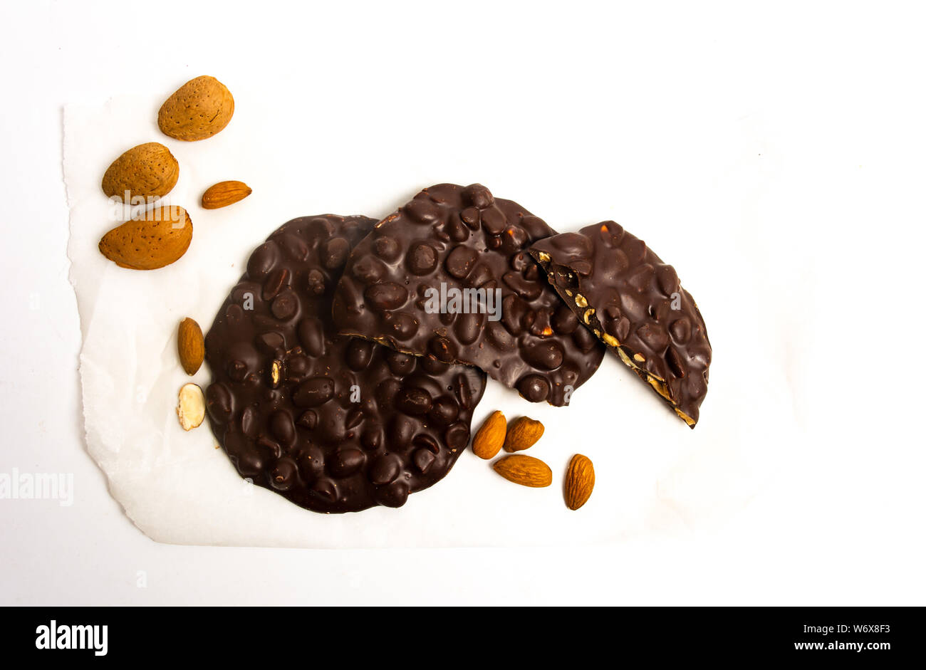 Biscuits au chocolat et amandes isolated on white Banque D'Images