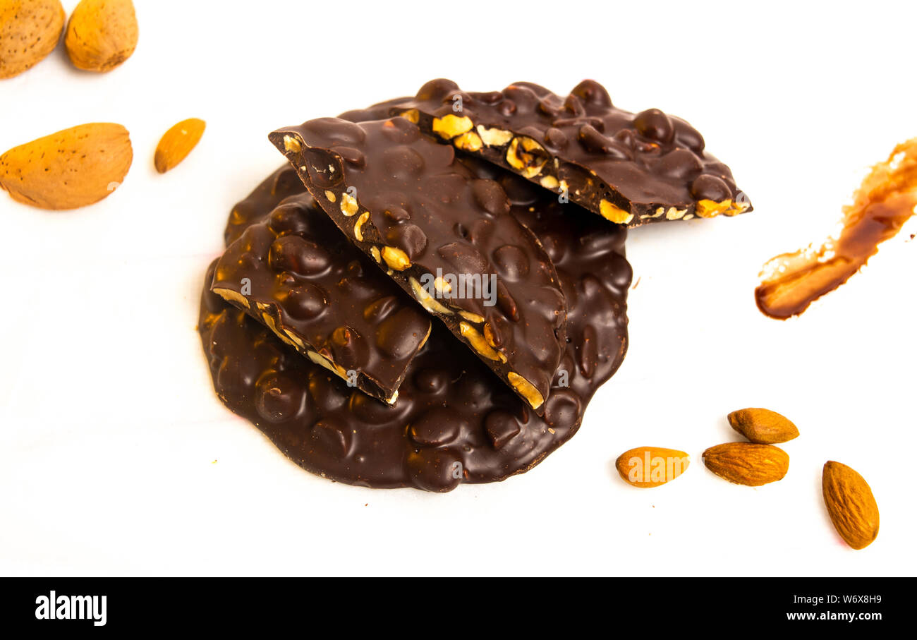 Biscuits au chocolat et amandes isolated on white Banque D'Images