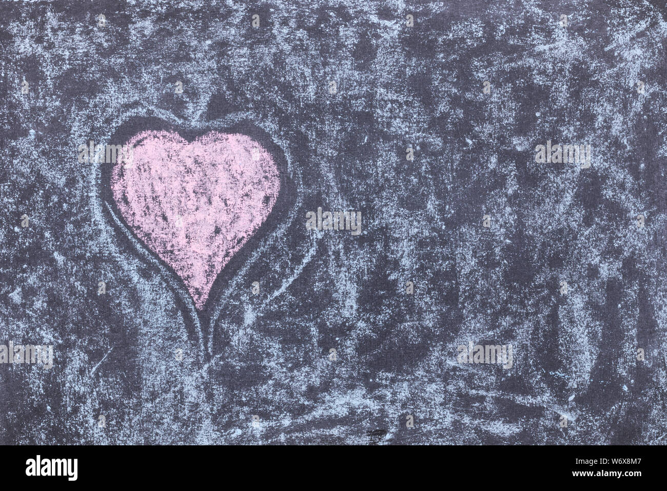 Symbole du cœur. Dessin à la craie sur tableau noir. Inscription multicolores sur une ardoise Banque D'Images
