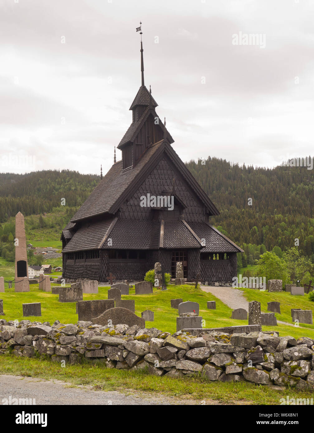 Eidsborg Stave church à partir de la période médiévale, un premier exemple de l'architecture en bois norvégien et une attraction touristique entouré de son cimetière Banque D'Images