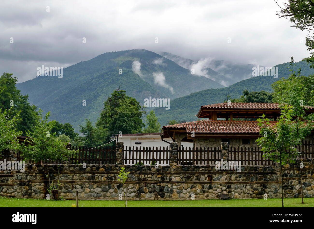 Un coup d'oeil sur des maisons avec des briques pour les poêles barbecue pour l'usage de touristes à Rila Park près de Dupnitsa, Bulgaria Banque D'Images