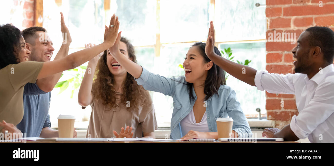 Heureux les employés ou les étudiants se sent heureux de donner cinq haut Banque D'Images