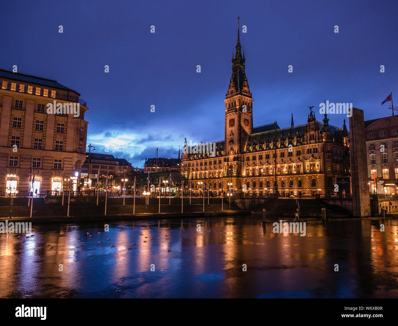 Photo de l'hôtel de ville de Hambourg par nuit Banque D'Images