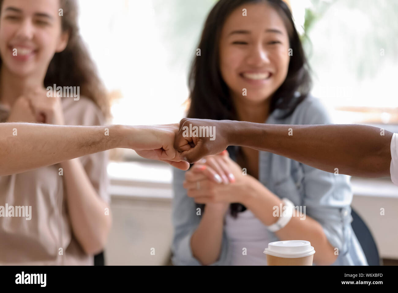 Caucase et multiraciale copains africains fist bumping greeting Banque D'Images