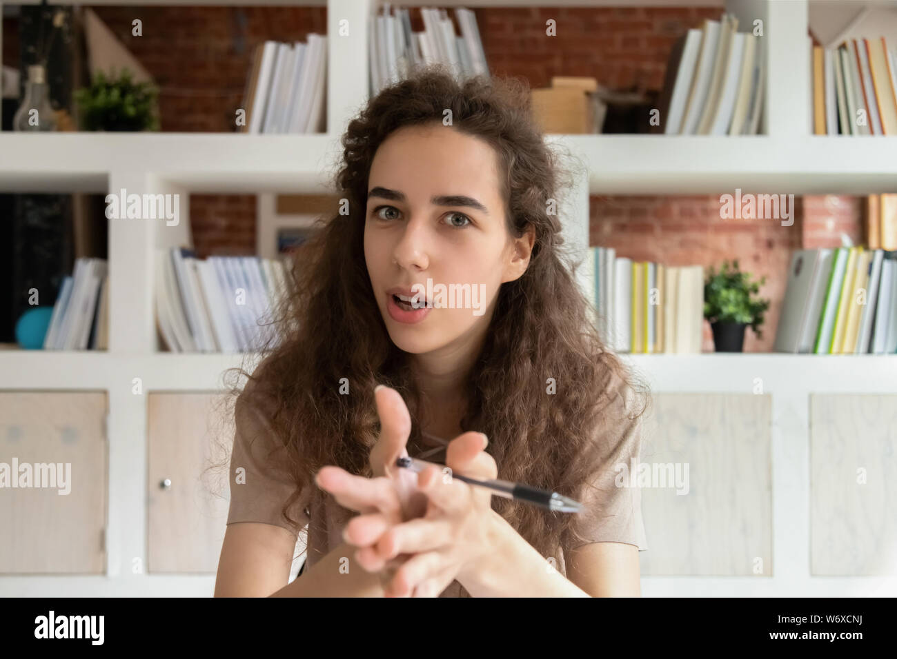 Jeune femme à la webcam à distance faire video Photo Stock - Alamy