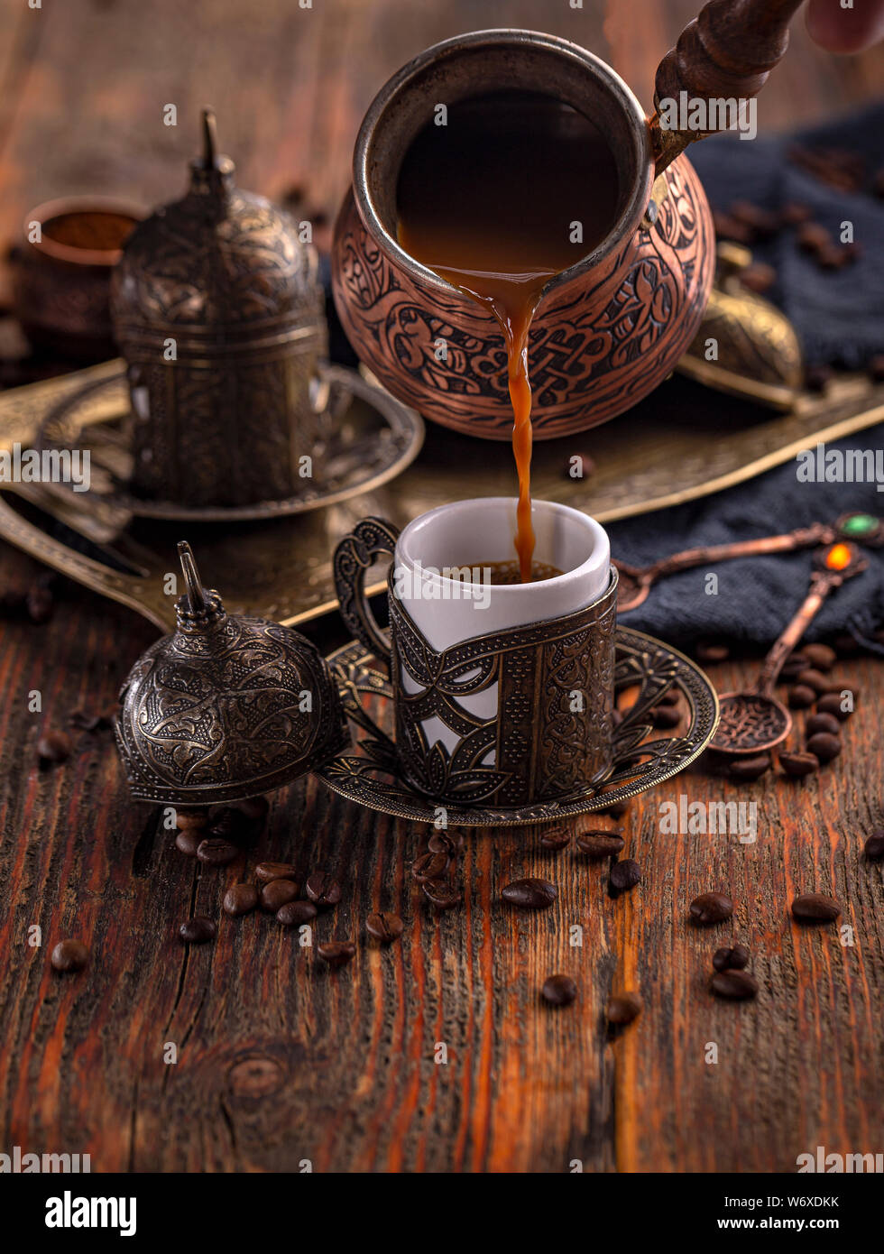 Breved frais dans le café turc traditionnel, cezve coffee pot Banque D'Images