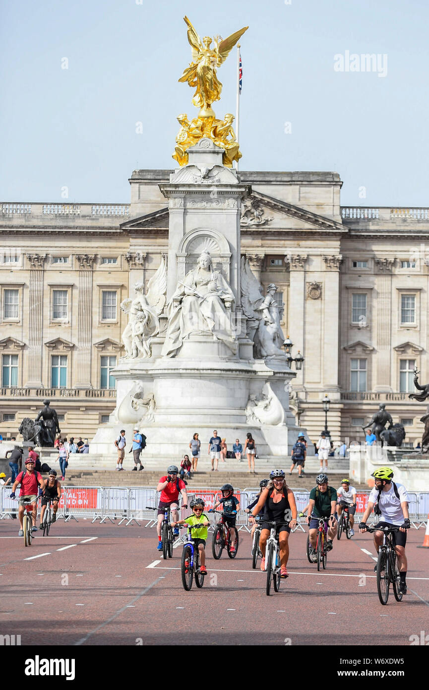 Londres, Royaume-Uni. 3 août 2019. Les membres du public en descendant le centre commercial au cours de la Prudential RideLondon FreeCycle, un 7 km dans le centre de la capitale, prenant en monuments célèbres en route. L'événement fait partie de Prudential RideLondon's deux jours de célébration du vélo avec plus de 100 000 personnes participant au cours de la fin de semaine. Crédit : Stephen Chung / Alamy Live News Banque D'Images