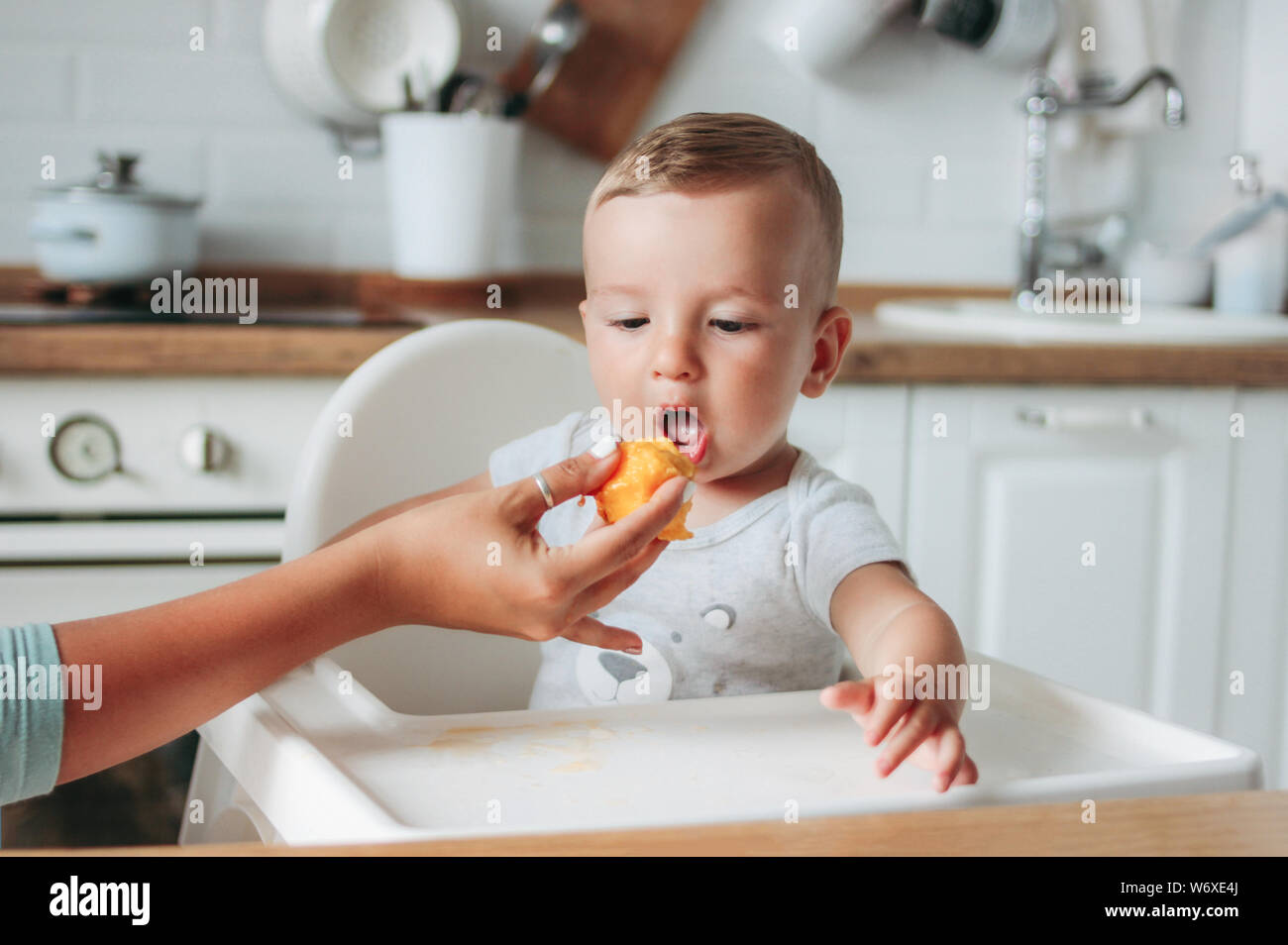 Charmant Petit Garcon De Bebe D Abord Manger A La Peche Alimentaire Cuisine Maman Rss Enfant Photo Stock Alamy