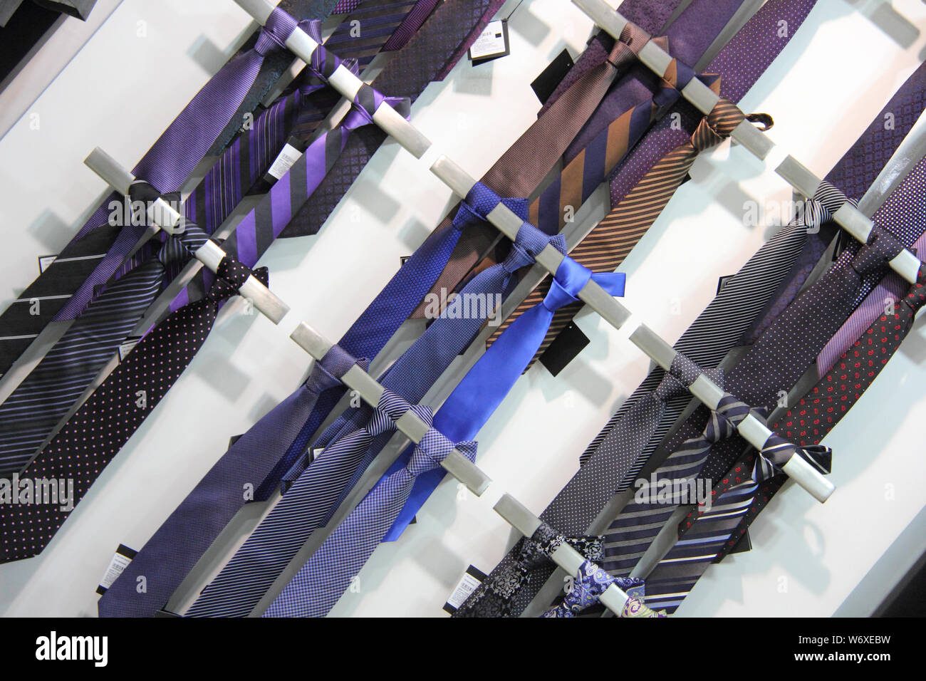 Assortiments de cravates en magasin Banque D'Images