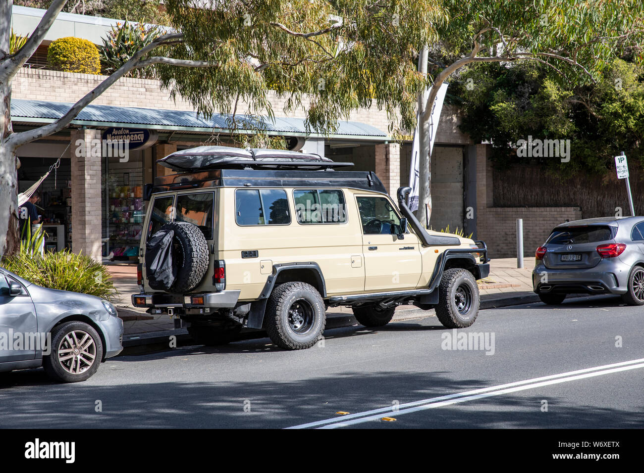 Toytoa troopcarrier troopy landcruiser 78 modèle en beige garée dans une rue de Sydney mais équipé pour la conduite hors route overlanding,voyage Australie Banque D'Images