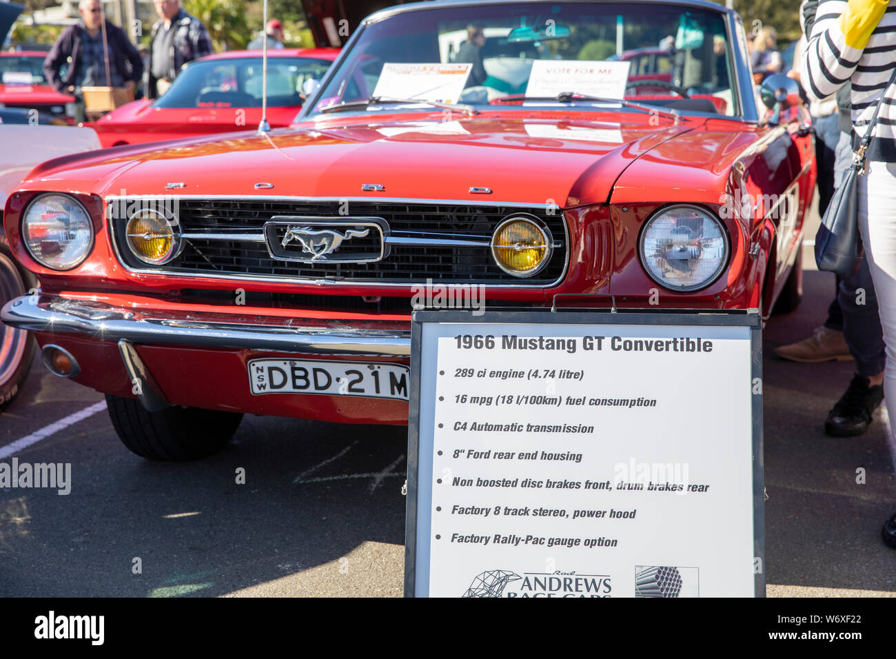 1966 Ford Mustang GT Convertible voiture classique sur l'affichage d'un salon de voitures Sydney, Australie Banque D'Images