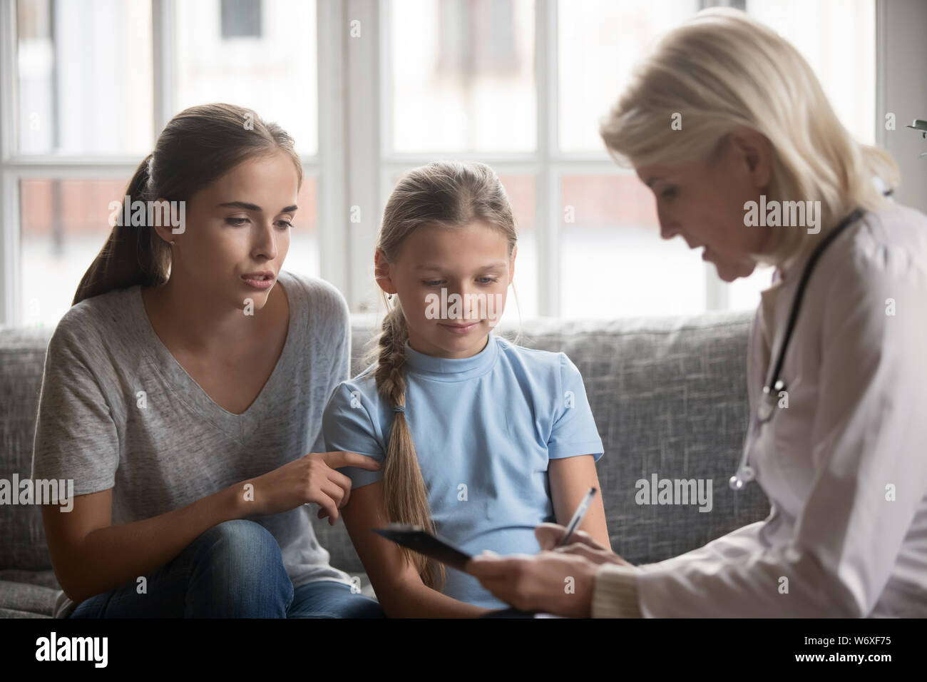 De doctor holding clipboard peu de remplissage du formulaire Informations patient Banque D'Images