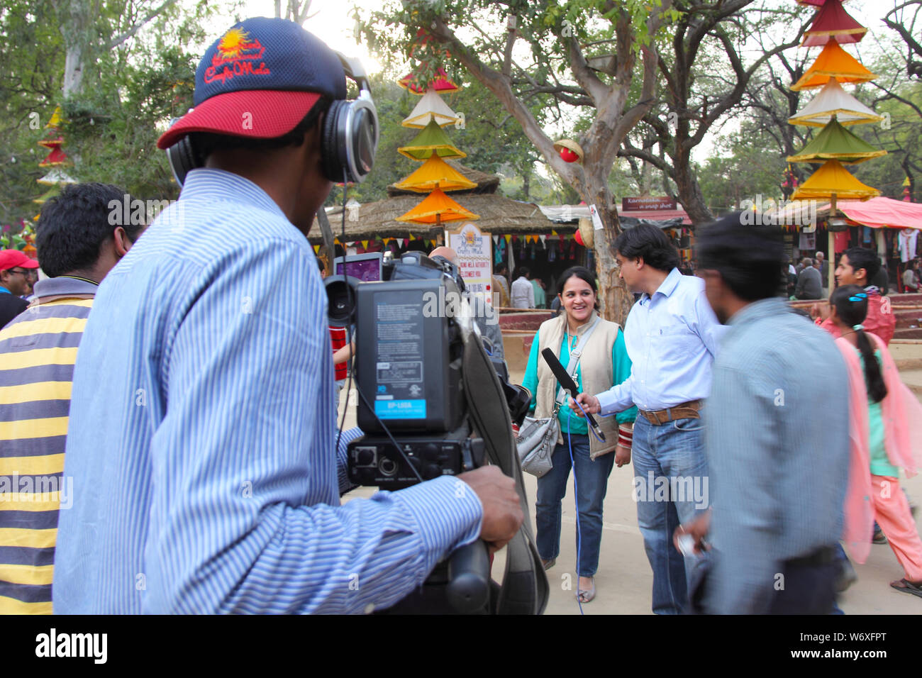 Journaliste TV prenant interview de touristes à Surajkund Crafts Mela, Surajkund, Faridabad, Haryana, Inde Banque D'Images