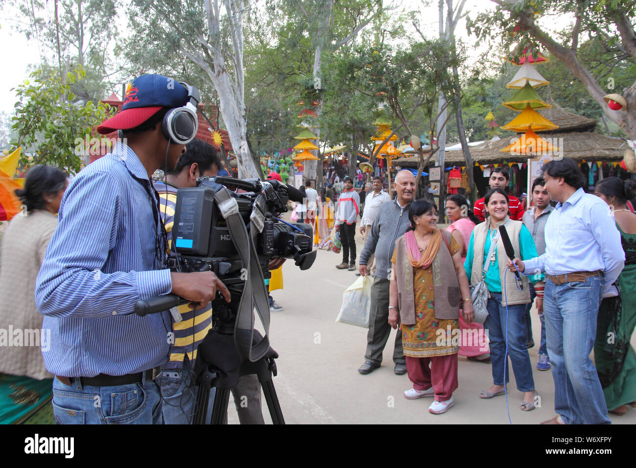 Journaliste TV prenant interview de touristes à Surajkund Crafts Mela, Surajkund, Faridabad, Haryana, Inde Banque D'Images