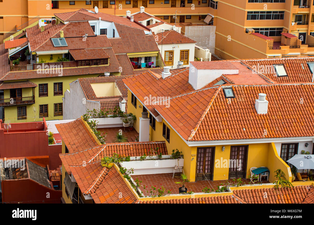 Vue sur les toits de la station balnéaire de Puerto De La Cruz sur l'île canarienne de Tenerife. Banque D'Images